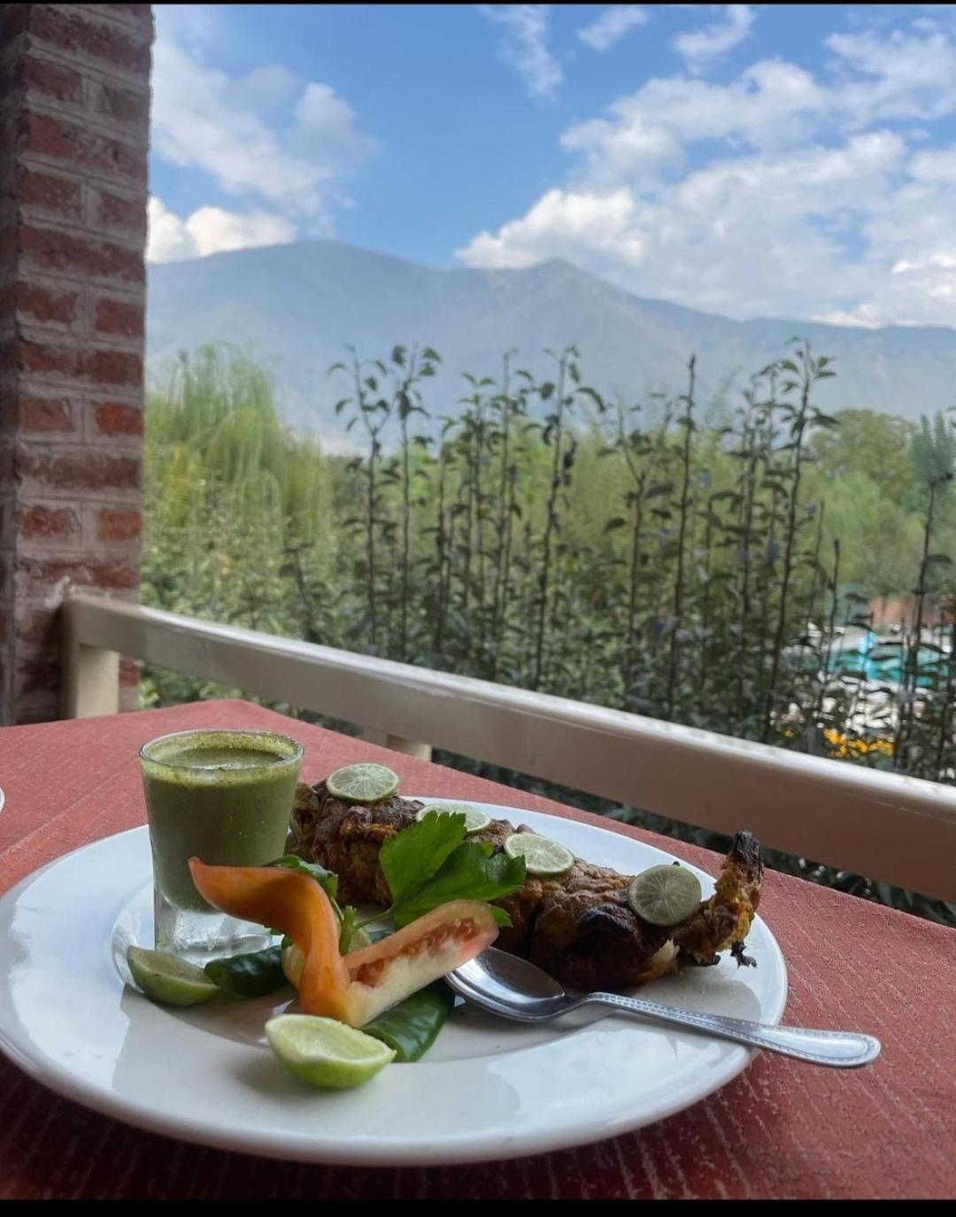 The Orchard Retreat & Spa Srinagar  Bagian luar foto